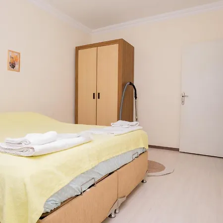 Sea Breeze Apartment *